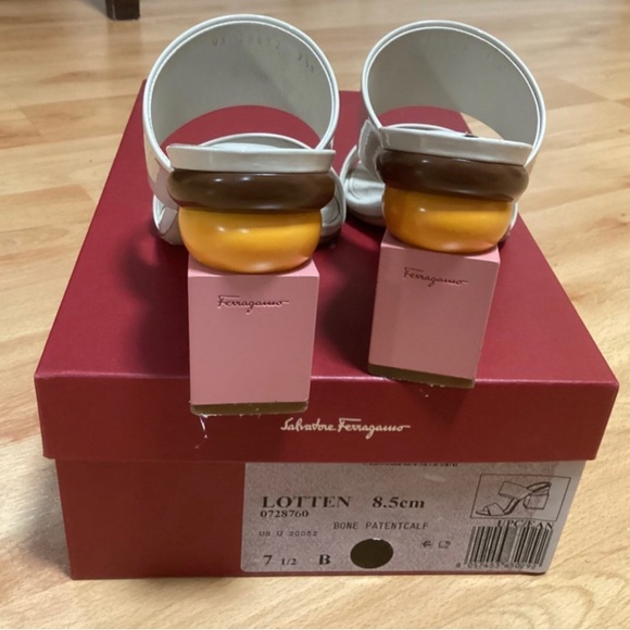 Salvatore Ferragamo pink and beige sandals. - Picture 10 of 11